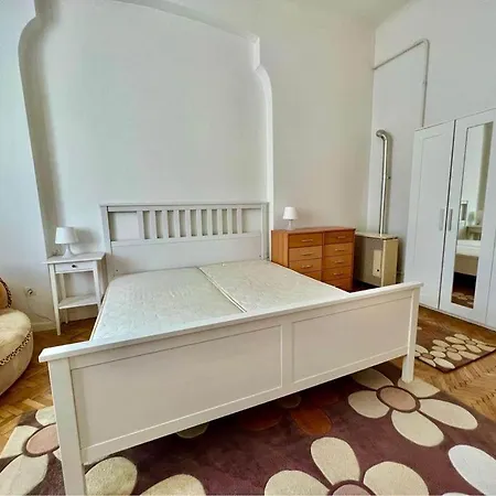 Roland Downtown - Pope Subway Apartman